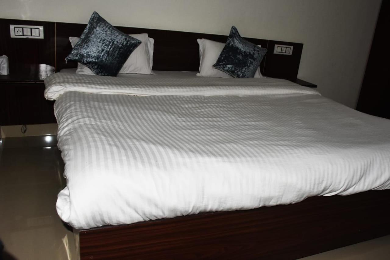 Corbett Bhavesh Home Stay Jhirna Bagian luar foto